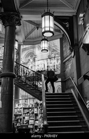 À l'intérieur de Bradford, Wool Exchange, maintenant une succursale de la librairie Waterstones. Banque D'Images