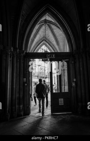 À l'intérieur de Bradford, Wool Exchange, maintenant une succursale de la librairie Waterstones. Banque D'Images