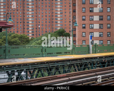 La ville de New York, USA - 8 septembre 2018 : station de métro de la rue 125, extérieur signe. Banque D'Images