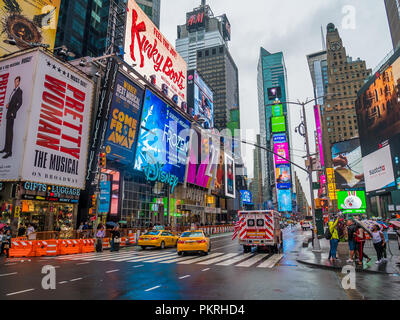 La ville de New York, USA - 9 septembre 2018 : Times Square avec les enseignes au néon et de trafic. Banque D'Images