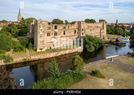 Ruines du château gothique médiévale à Newark on Trent, près de Nottingham, Nottinghamshire, Angleterre, Royaume-Uni. Vue aérienne avec Trent River dans le coucher du soleil la lumière. Banque D'Images