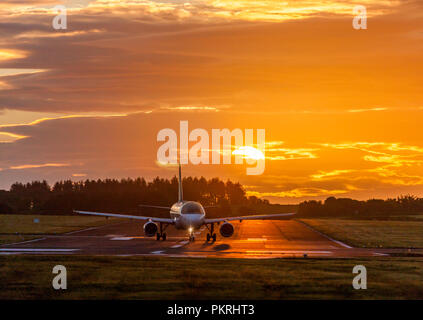 Cork, Irlande. Le 04 août 2017. Tôt le matin vol Aer Lingus EI866 à Barcelone se prépare à taxii sur à la piste pour le décollage au lever du soleil à partir de la Co Banque D'Images