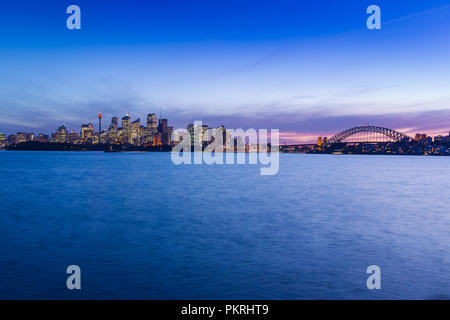 La ville de Sydney en Australie vu dans le port de Sydney à Cremorne Point. Banque D'Images
