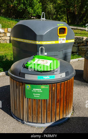 De grands bacs de recyclage en plastique coloré, Chantemerle, Serre Chevalier ski resort, Briancon, France Banque D'Images