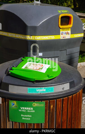 De grands bacs de recyclage en plastique coloré, Chantemerle, Serre Chevalier ski resort, Briancon, France Banque D'Images