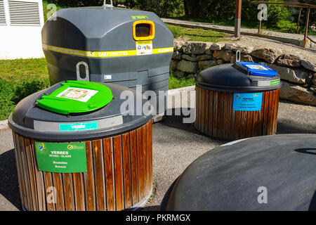 De grands bacs de recyclage en plastique coloré, Chantemerle, Serre Chevalier ski resort, Briancon, France Banque D'Images