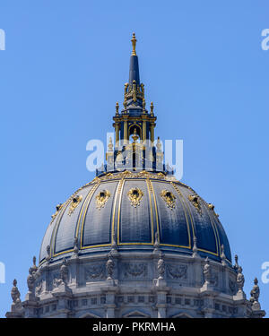 Le Gold-Gilded incroyable Dôme de San Francisco City Hall avec un fond bleu Banque D'Images