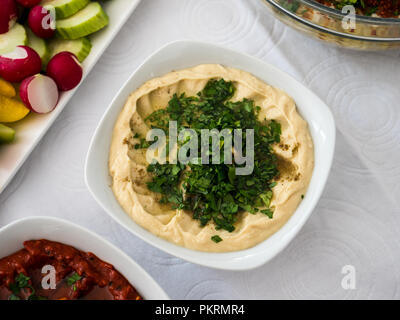 Une assiette de houmous, un célèbre arabe faite de pois chiche Banque D'Images