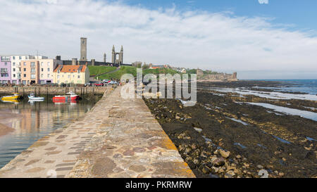 Harbour et skyline avec ruines de St Andrews, Écosse Banque D'Images