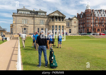 Les gens jouer au golf au célèbre parcours de golf St Andrews, Scotland Banque D'Images