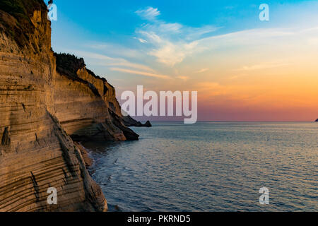 Coucher du soleil à Loggas, à Corfou en Grèce. Banque D'Images