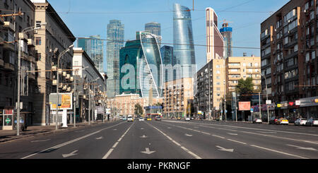 Vue sur Dorogomilovskaya street et moderne des immeubles de grande hauteur du centre d'affaires international de Moscou (CBIM). Moscou, Russie. Banque D'Images