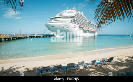 Bateau de croisière à la plage sur l'île de Grand Turk Banque D'Images