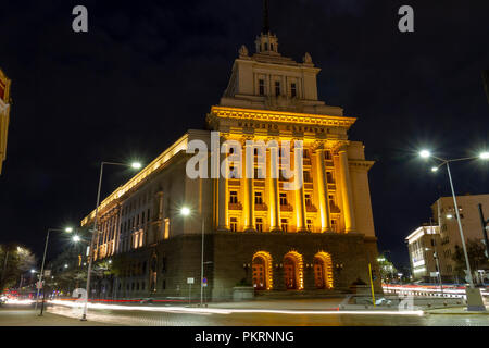 Vue générale de la pl. Avec l'ancienne Nezavisimost Parti Communiste House, une partie de la nuit à Largo à Sofia, Bulgarie. Banque D'Images