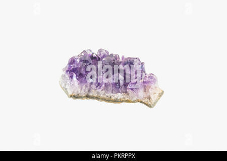 Druse d'améthyste isolés. Les cristaux d'améthyste violet. Banque D'Images