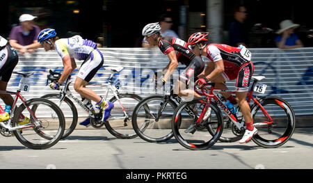 Les hommes pro champ pendant l'Air Force Cycling Classic Clarendon Cup le 12 mai 2010, à Arlington, en Virginie. Banque D'Images