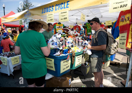 L 'expo' vendeurs ligne à la Air Force Cycling Classic Clarendon Cup le 12 mai 2010, à Arlington, en Virginie. Banque D'Images