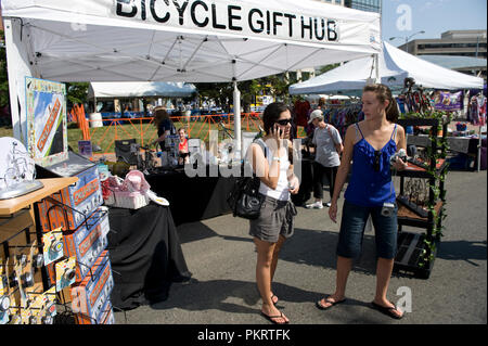 L 'expo' vendeurs ligne à la Air Force Cycling Classic Clarendon Cup le 12 mai 2010, à Arlington, en Virginie. Banque D'Images