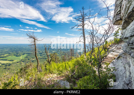 À l'extérieur, vers l'horizon et ciel nuageux d'un sentier de randonnée le long de Pilot Mountain en Caroline du Nord, USA. Banque D'Images