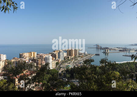 Sur les toits de la ville de Malaga avec vue sur la mer océan de Malaga, en Espagne, l'Europe par un beau jour d'été avec un ciel bleu avec des arbres Banque D'Images