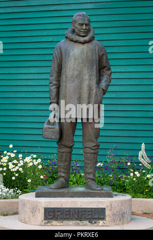 Le Dr Wilfred Grenfell statue devant le Centre d'interprétation sur West Street à St. Anthony, Terre-Neuve Banque D'Images