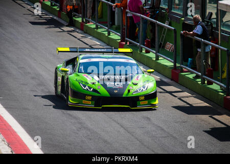 High angle view full length de Lamborghini pour voitures de course dans la voie des stands du circuit Banque D'Images