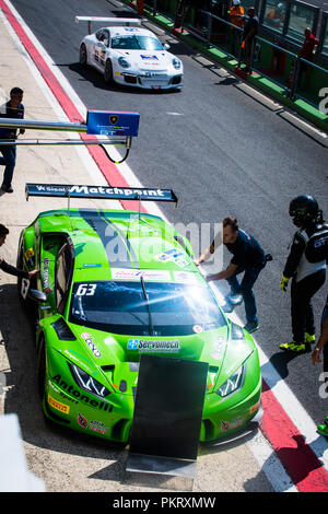 High angle view full length de Lamborghini en touring car racing circuit durant l'arrêt de travail avec mécanique Banque D'Images