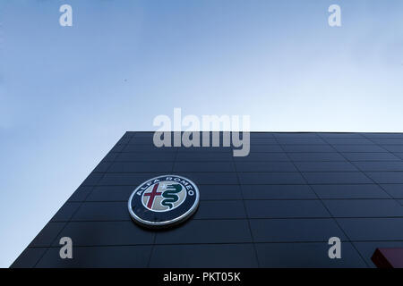 BELGRADE, SERBIE - 10 septembre 2018 : Alfa Romeo logo sur leur principal magasin concessionnaire Belgrade. Alfa Romeo est une voiture italienne et de l'automobile manufactur Banque D'Images