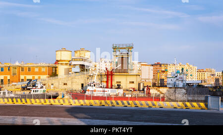 Les navires à la mer Méditerranée dans le Port de Civitavecchia en Italie Banque D'Images