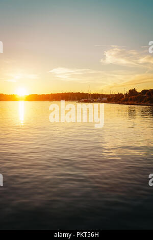 Coucher du soleil à Marina en mer Adriatique, Pula, Croatie. Banque D'Images