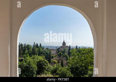 Vue sur le clocher de l'Alhambra à travers la fenêtre en arc depuis les jardins du Generalife à Grenade, Espagne, l'Europe par un beau jour d'été Banque D'Images