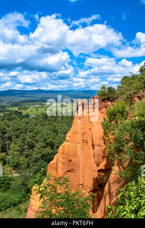 Les falaises ocre unique et magnifique campagne entourant le village de Roussillon dans le Vaucluse/Luberon domaine de Provence, France Banque D'Images