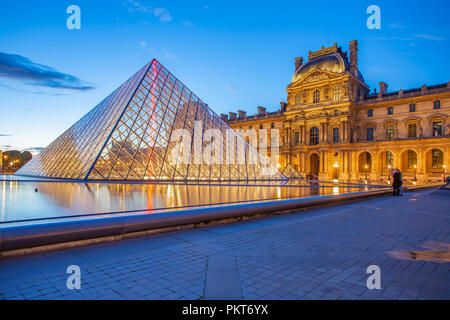 Paris, France - 13 mai 2014 : le verre de la pyramide du Louvre avec vue de nuit à Paris. Banque D'Images