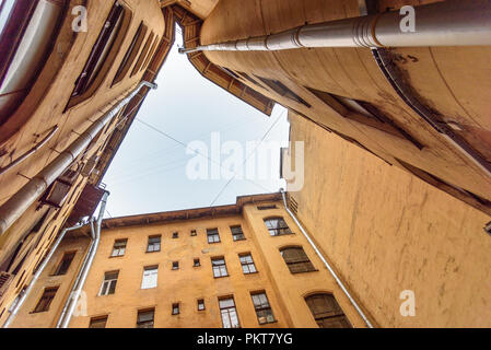 Bien sur la cour. La vue du bas vers le haut des chutes de neige à Saint Petersburg, Russie Banque D'Images