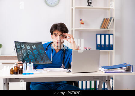 Homme médecin radiologue avec x-ray peut de droit Banque D'Images