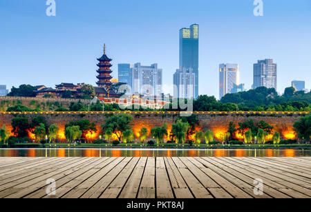 Lac Xuanwu Nanjing Financial District building paysage nuit Banque D'Images