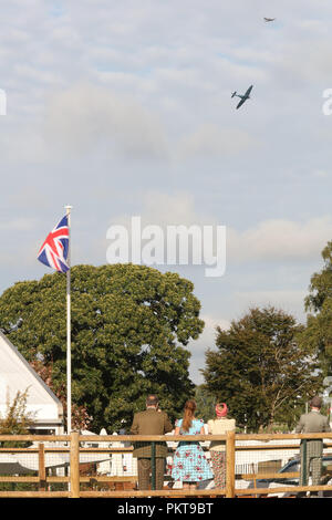 Septembre 2018 - Famille regardant le Spitfire affichage à Goodwood Revival le week-end Banque D'Images