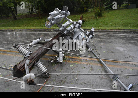 Washington, USA. 14Th Sep 2018. Un fil tombé se trouve pôle sur une route de River Bend, North Carolina, États-Unis, le 14 septembre, 2018. Au moins cinq personnes ont été tués à la suite de l'ouragan Florence, qui a été déclassé vendredi après-midi à une tempête tropicale avec des vents de 110 km/h) le long de la côte Est des États-Unis. Credit : Liu Jie/Xinhua/Alamy Live News Banque D'Images