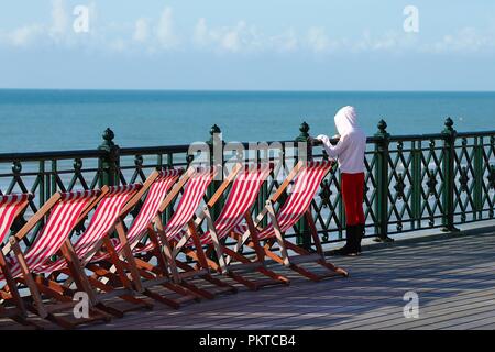 Hastings, East Sussex, UK. 15 Sep, 2018. UK Météo : ensoleillé, lumineux et agréable matinée dans la ville balnéaire de Hastings. Le soleil est prévu pour le dernier jour. 9 ans Takara donne sur le Hastings jetée à la mer est calme. Transats sur la jetée de Hastings. © Paul Lawrenson, 2018 Crédit photo : Paul Lawrenson / Alamy Live News Banque D'Images