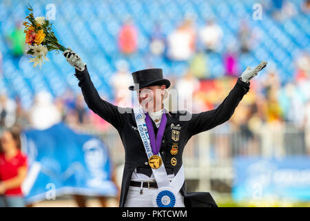 Tryon, USA. 14Th Sep 2018. Équitation, Jeux Equestres Mondiaux FEI 2018, Grand Prix spécial : Isabell Werth célèbre sa victoire sur le podium. Credit : Stefan Lafrentz/dpa/Alamy Live News Banque D'Images