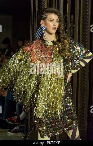 Londres, Royaume-Uni. 14 septembre 2018. Ashley Isham par au cours de la mode du Scoutisme ES19. Credit : Marcin Libera Fashion Scout, la vitrine internationale de la mode, des pionniers est l'entreprise indépendante de vitrine pour les talents émergents et établis lors de la London Fashion Week. Credit : Marcin Libera/Alamy Live News Banque D'Images