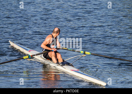 Northampton. Météo au Royaume-Uni. 15 septembre 2018. Les membres du club d'aviron de Northampton sur ther River Nene ce matin dans le temps frais ensoleillée. Credit : Keith J Smith./Alamy Live News Banque D'Images