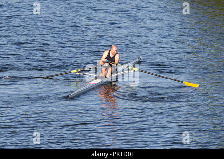 Northampton. Météo au Royaume-Uni. 15 septembre 2018. Les membres du club d'aviron de Northampton sur ther River Nene ce matin dans le temps frais ensoleillée. Credit : Keith J Smith./Alamy Live News Banque D'Images