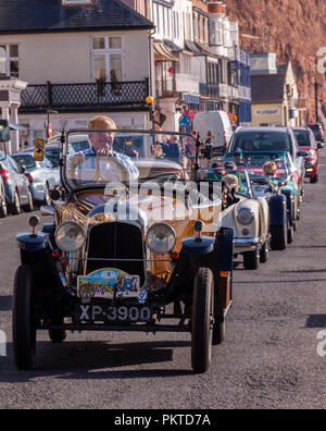 La ville de Sidmouth, 15 septembre 18 voitures roulent sur l'Esplanade de Sidmouth avant de rejoindre le Classic Car Show, qui a lieu sur le terrain de cricket de la ville donnant sur la mer. Central Photo/Alamy Live News Banque D'Images