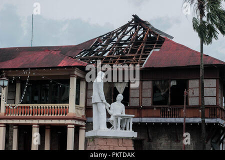 Manille, Philippines, de la RCN. 15 Sep, 2018. Le toit de Kapitan Moy, un vieux de 200 ans. chambre de Don Laureano Guevarra, s'est envolé le par fort vent apporté par la tornade. L'accident s'est produit alors qu'il y avait une réception de mariage à l'intérieur de la maison.Le 14 septembre 2018, le super typhon Mangkhut a frappé les Philippines avec la vitesse du vent de 205 kilomètres par heure (km/h), et des rafales atteignant 255 km/h. Plus d'un millier de citoyens philippins dans tout le pays ont été touchés.Les prévisionnistes ont appelé le Manghut comme un des plus puissants typhons cette année. Mangkhut est la 15e tempête à batter Crédit : Banque D'Images