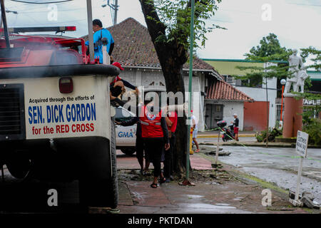 Manille, Philippines, de la RCN. 15 Sep, 2018. Croix-rouge des Philippines ont contribué à l'effacement du passé les débris autour de la rue.Le 14 septembre 2018, le super typhon Mangkhut a frappé les Philippines avec la vitesse du vent de 205 kilomètres par heure (km/h), et des rafales atteignant 255 km/h. Plus d'un millier de citoyens philippins dans tout le pays ont été touchés. Credit : ZUMA Press, Inc./Alamy Live News Banque D'Images