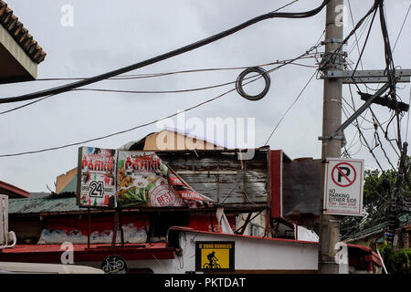 Manille, Philippines, de la RCN. 15 Sep, 2018. Dommage un restaurant sign après le fort vent.Le 14 septembre 2018, le super typhon Mangkhut a frappé les Philippines avec la vitesse du vent de 205 kilomètres par heure (km/h), et des rafales atteignant 255 km/h. Plus d'un millier de citoyens philippins dans tout le pays ont été touchés. Credit : ZUMA Press, Inc./Alamy Live News Banque D'Images