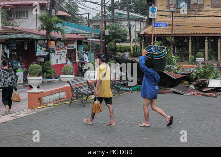 Manille, Philippines, de la RCN. 15 Sep, 2018. Les citoyens exerçant leurs vêtements comme ils évacuer les zones inondées de la ville.Le 14 septembre 2018, le super typhon Mangkhut a frappé les Philippines avec la vitesse du vent de 205 kilomètres par heure (km/h), et des rafales atteignant 255 km/h. Plus d'un millier de citoyens philippins dans tout le pays ont été touchés. Credit : ZUMA Press, Inc./Alamy Live News Banque D'Images