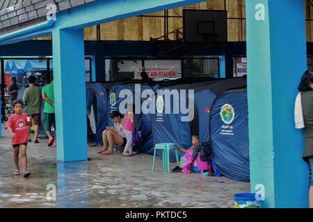 Manille, Philippines, de la RCN. 15 Sep, 2018. Tentes spécialisées sont érigés en tant que citoyens dans les régions peu élevées, évacuer leurs domaines.Le 14 septembre 2018, le super typhon Mangkhut a frappé les Philippines avec la vitesse du vent de 205 kilomètres par heure (km/h), et des rafales atteignant 255 km/h. Plus d'un millier de citoyens philippins dans tout le pays ont été touchés. Credit : ZUMA Press, Inc./Alamy Live News Banque D'Images