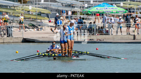 Plovdiv, Bulgarie, samedi, 15 septembre 2018. Championnats du monde d'Aviron de la FISA, une finale, des hommes, quatre de couple, LIR M4X win et célébrer,Luca Giacomo Rambaldi et les accidents vasculaires cérébraux, stand et vague de fans dans la foule :, équipage, arc, Filippo ALPENRÖSLI, Andrea PANIZZA, Luca et Giacomo Rambaldi avc GENTILI, Â© Peter SPURRIER, Crédit : Peter SPURRIER/Alamy Live News Banque D'Images